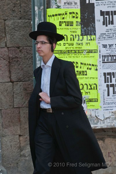 20100409_111616 D300.jpg - Young man, Mea Shearim